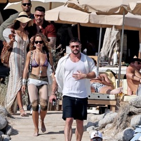 Chris Hemsworth kráčí z oběda na luxusní jachtu. 