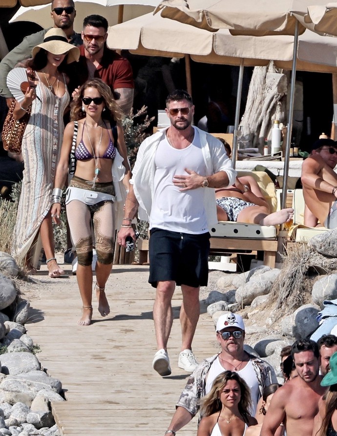 FOTO: Chris Hemsworth kráčí z oběda na luxusní jachtu. – stránka 4