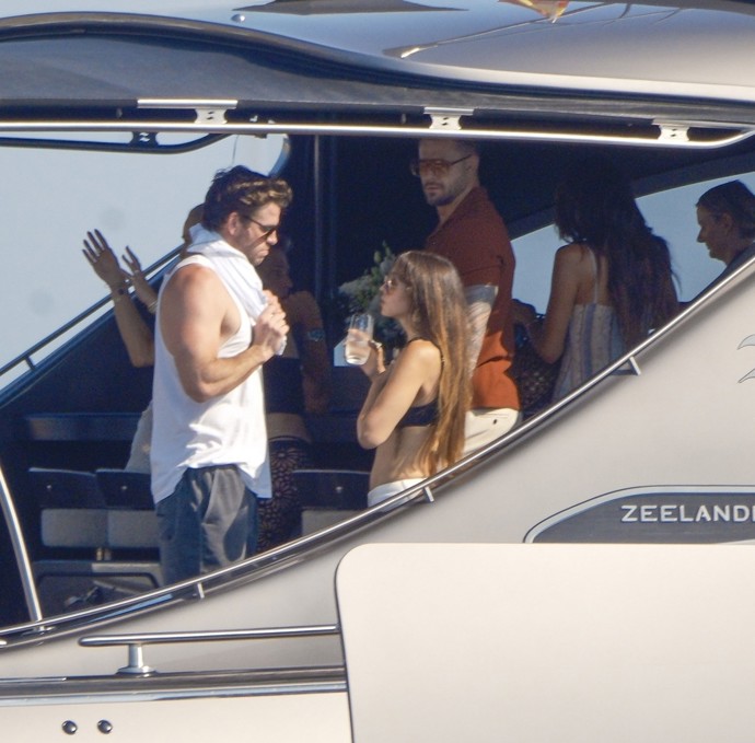 FOTO: Na oslavě nechyběl jeho bratr Liam Hemsworth. – stránka 7