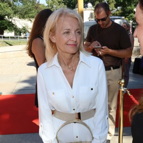 Zlaté náušnice, náhrdelník  i kabelka sedí k barvě knoflíků i pásku a sandálkům.