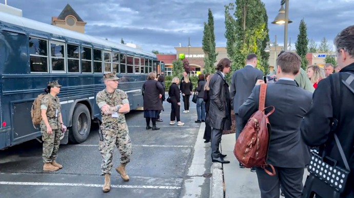 FOTO: Přítomná je samozřejmě i armáda. – stránka 7