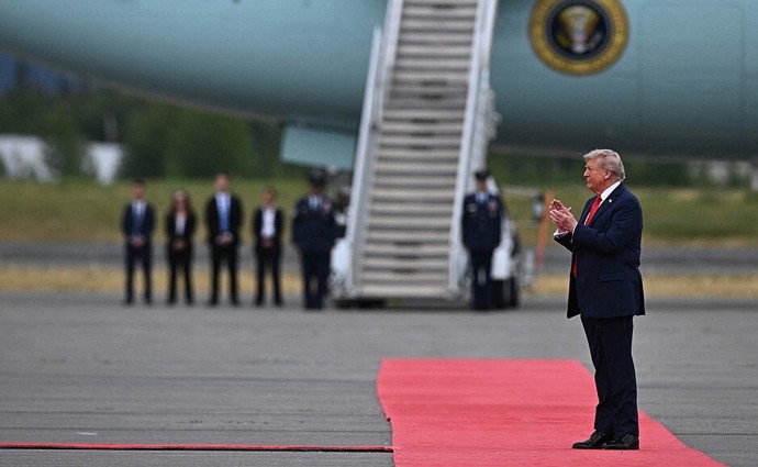 FOTO: Trump chvílemi tleskal Putinovi. – stránka 4