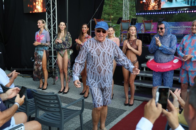 FOTO: Lev přehlídkových mol Felix Slováček