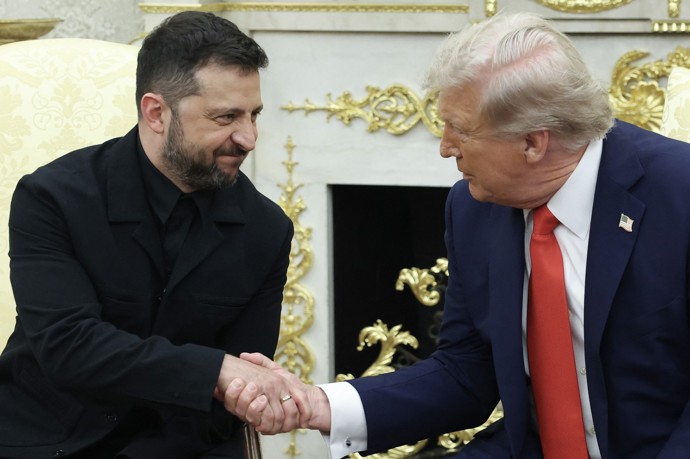 FOTO: Zelenskyj dorazil v obleku.