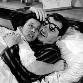 Dana Medřická říká Jiřímu Sovákovi: "Dnes je čtvrtek." To je narážka na zlidovělou hlášku: Dnes je středa, je ho tam třeba."