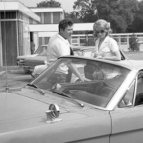 Aféry mé ženy: Je to dvojice k pohledání - ona je lékařka, která se rozhodne, že se stane Sherlockem v sukních. On, manžel Petr, je profesionální fotograf, jenž jí vždy rád pomůže.