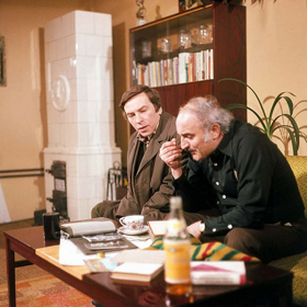 Čas pracuje pro vraha: V kině je nalezena zavražděná žena. Záhy se ukáže, že to souvisí s činností velké agentury, která sídlí nedaleko. Obyčejný případ se rázem změní na nevšední zločin.