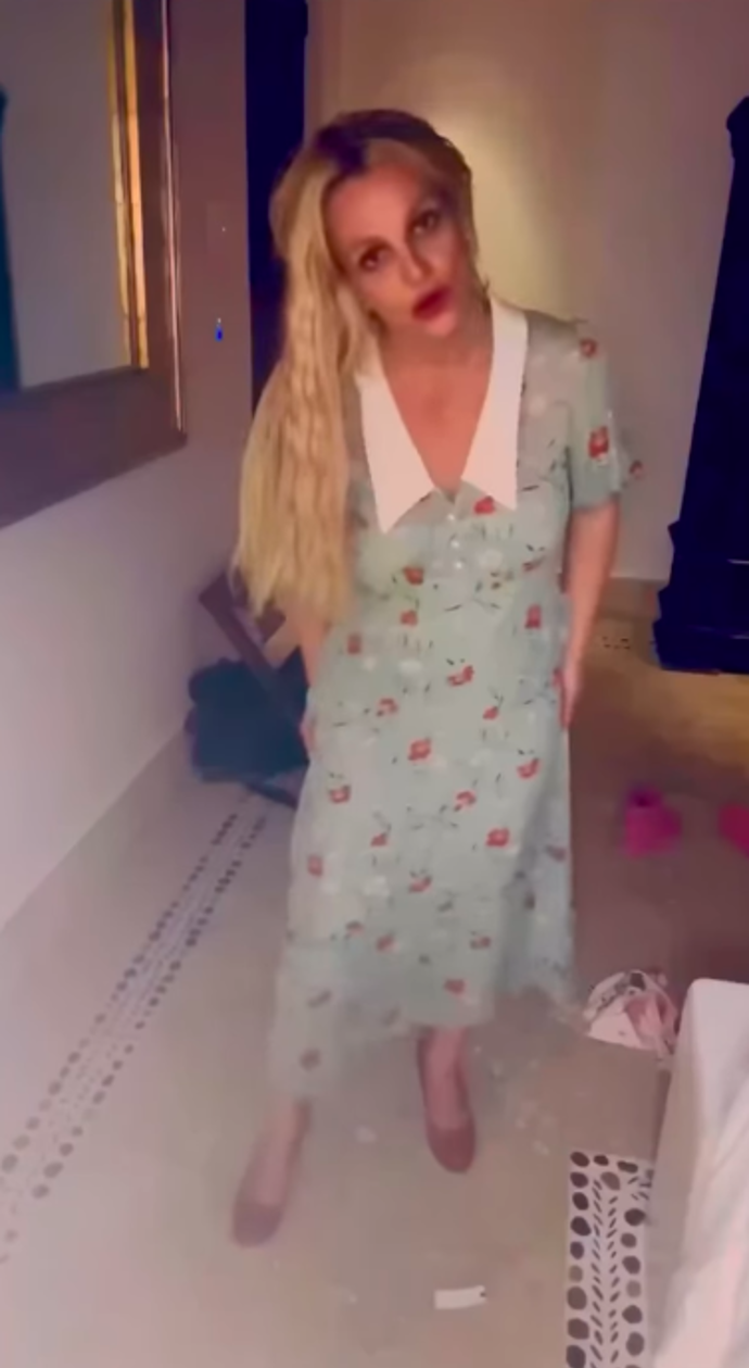 FOTO: Video v zelených šatech působí až strašidelně.