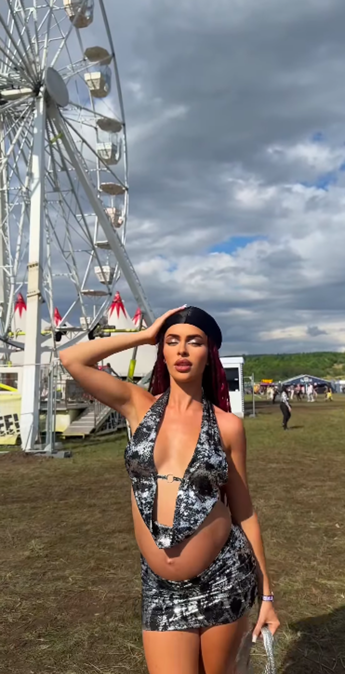 FOTO: Rachel Karnížová v odvážném outfitu.