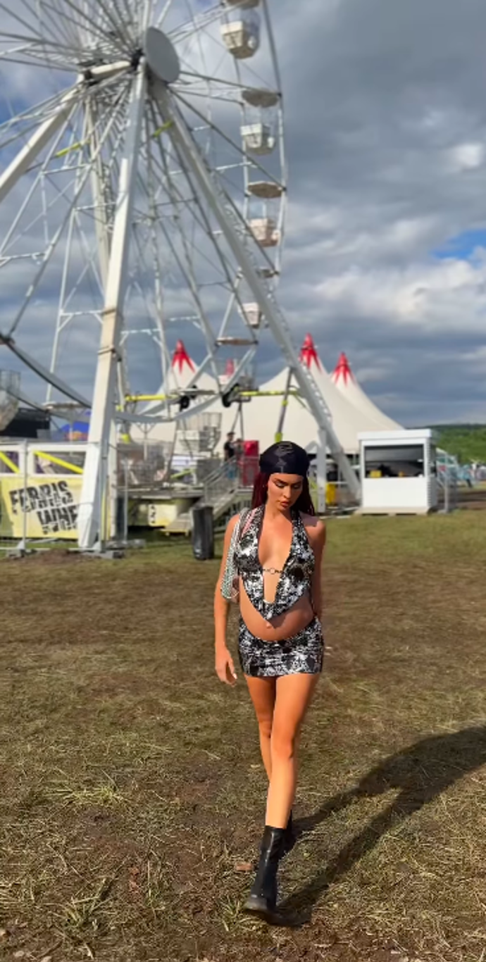 FOTO: Rachel Karnížová v odvážném outfitu. – stránka 2