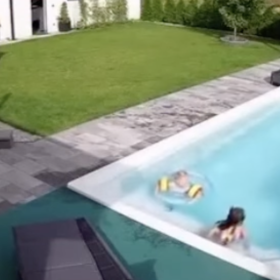 Společně děti blbnuly ve vodě s nafukovacími pomůckami.