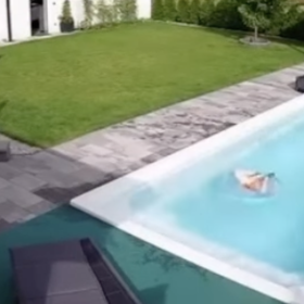 Dítě se převrátilo.