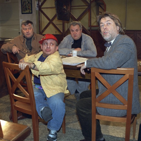 Bronislav Poloczek, Jan Kanyza, Ladislav Potměšil a Jiří Krytinář v seriálu Hospoda.