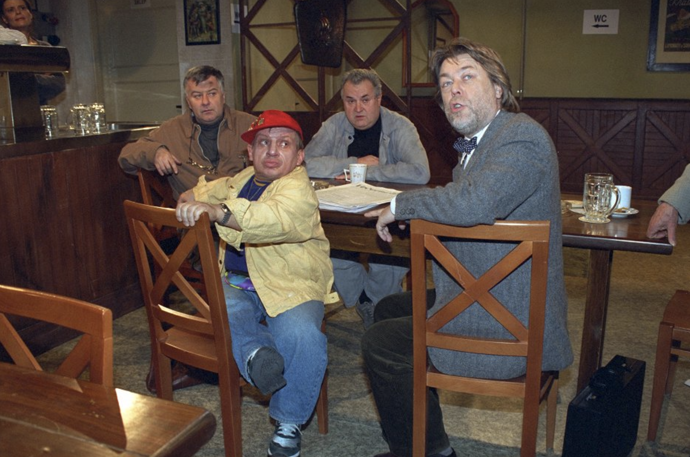 FOTO: Bronislav Poloczek, Jan Kanyza, Ladislav Potměšil a Jiří Krytinář v seriálu Hospoda.
