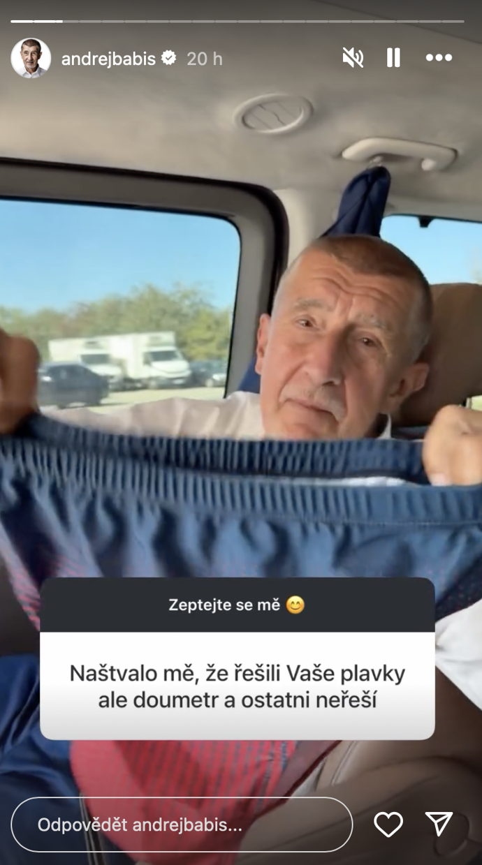 FOTO: Andrej Babiš si pořídil nové, levnější plavky.