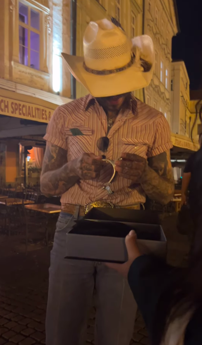 FOTO: Post Malone dostal kovbojskou ostruhu. – stránka 2