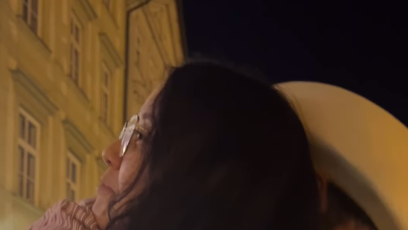 FOTO: Post Malone fanynku hned několikrát z radosti obejmul.