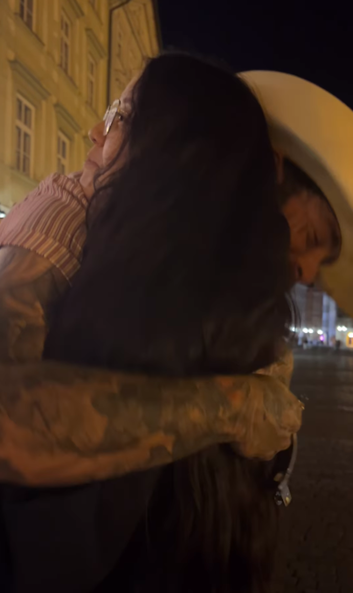 FOTO: Post Malone fanynku hned několikrát z radosti obejmul. – stránka 1