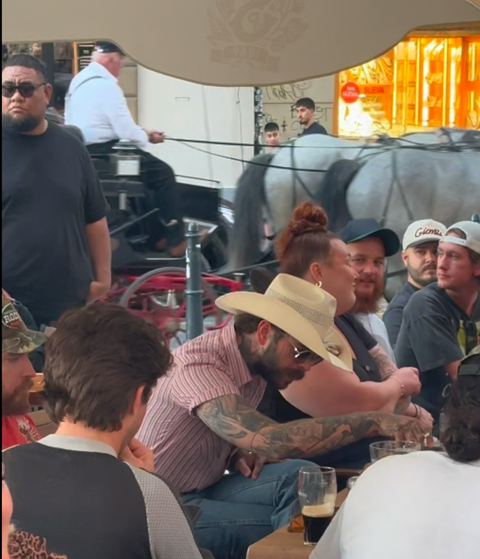 FOTO: Post Malone na pivku v Praze.