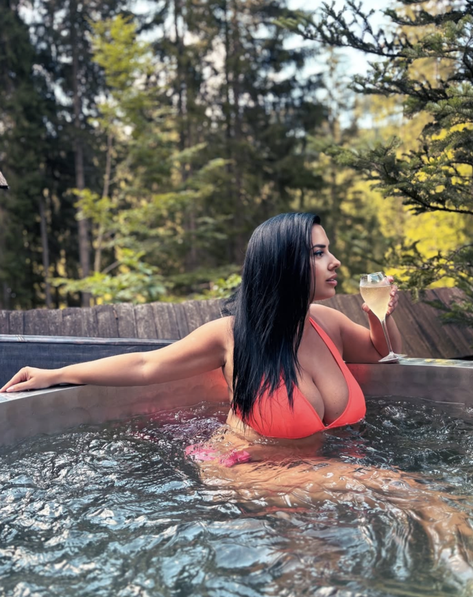 FOTO: Lenka Ježová se nebojí ukázat postavu. – stránka 8