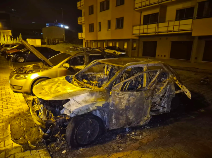 FOTO: Muž po zjištění rozsudku usedl do svého auta ve Velkém Meziříčí a odpálil plynovou lahev.