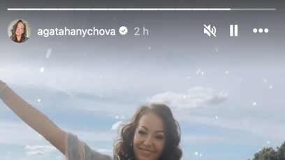FOTO: Agáta Hanychová se převlékala u benzinky.