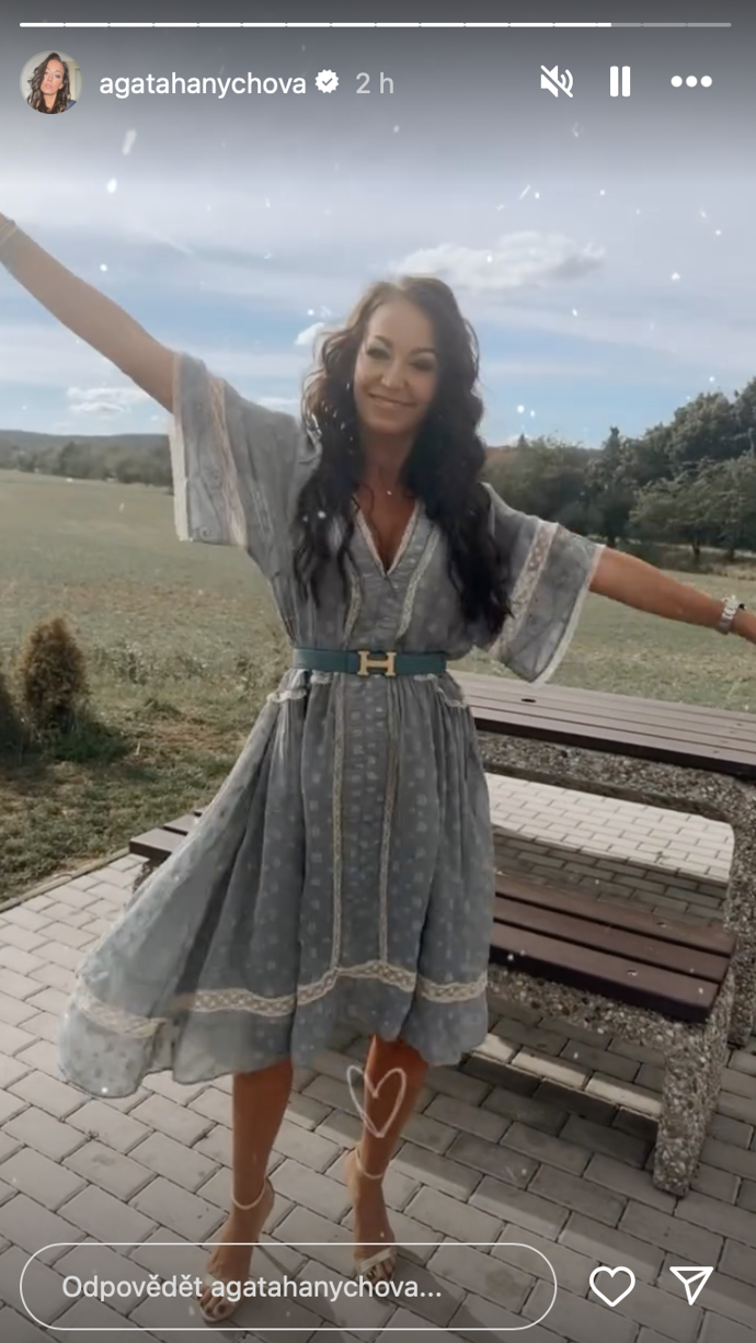 FOTO: Agáta Hanychová se převlékala u benzinky. – stránka 1