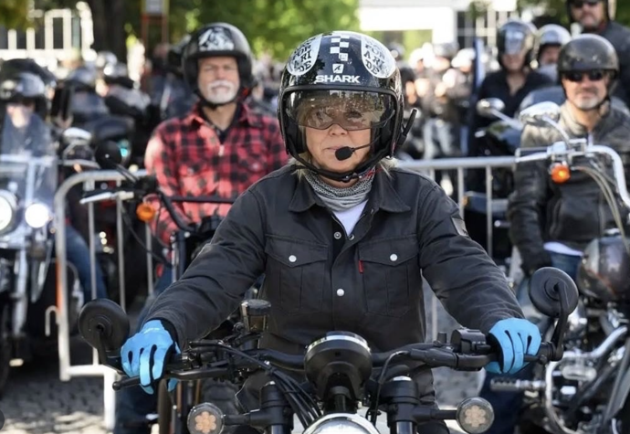 FOTO: Eva Pavlová a Petr Pavel projeli Prahou na motorkách. – stránka 1
