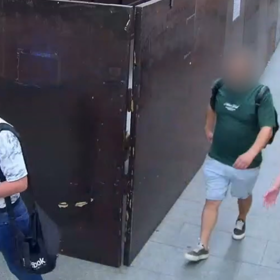 Muž je v hledáčku policie.