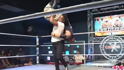 FOTO: Raja Jackson surově zbil wrestlera Stuarta Smithe.