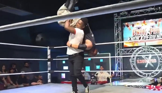 FOTO: Raja Jackson surově zbil wrestlera Stuarta Smithe. – stránka 1