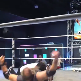 Stuart Smith měl zlomené kosti v obličeji.