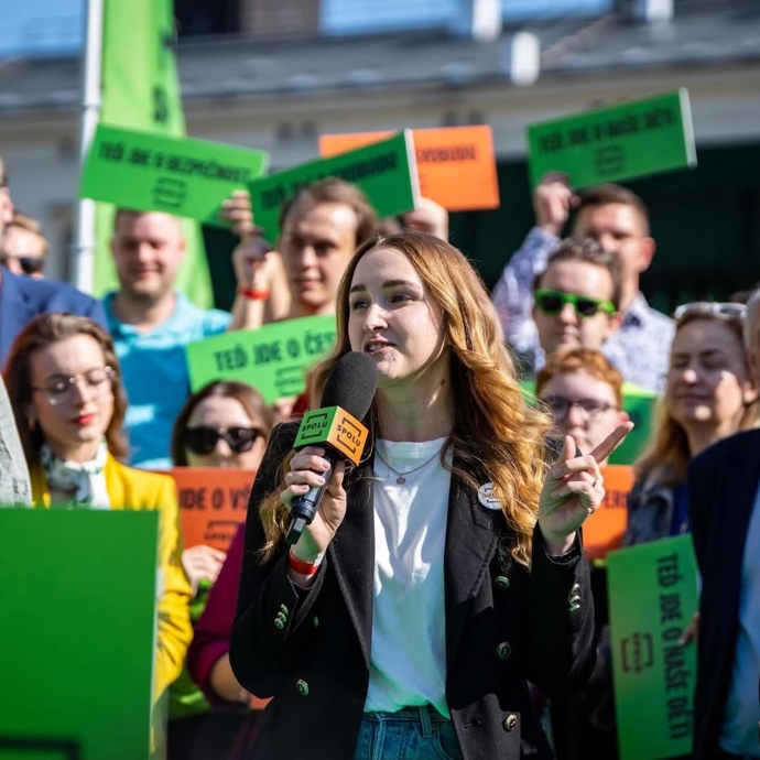 FOTO: Kateřina Pastorková v otevřeném rozhovoru pro eXtra.cz přiznala, že už teď, coby mladá kandidátka TOP 09, čelí mnoha útokům na sociálních sítích. – stránka 4