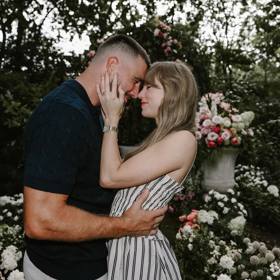 Taylor Swift se zasnoubila s hráčem amerického fotbalu Travisem Kelcem.