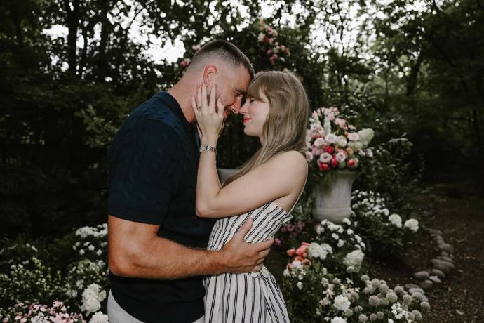 FOTO: Taylor Swift se zasnoubila s hráčem amerického fotbalu Travisem Kelcem. – stránka 2