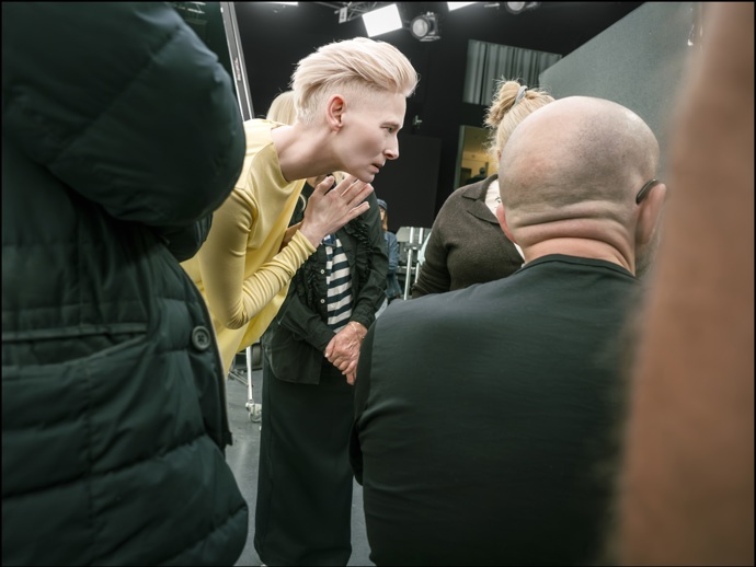 FOTO: Tilda Swinton obdivuje své fotografie.
