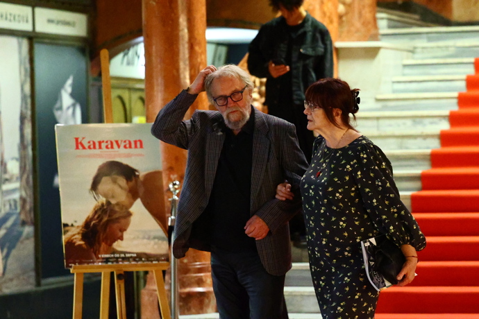 FOTO: Věra Geislerová při odchodu z premiéry. – stránka 65