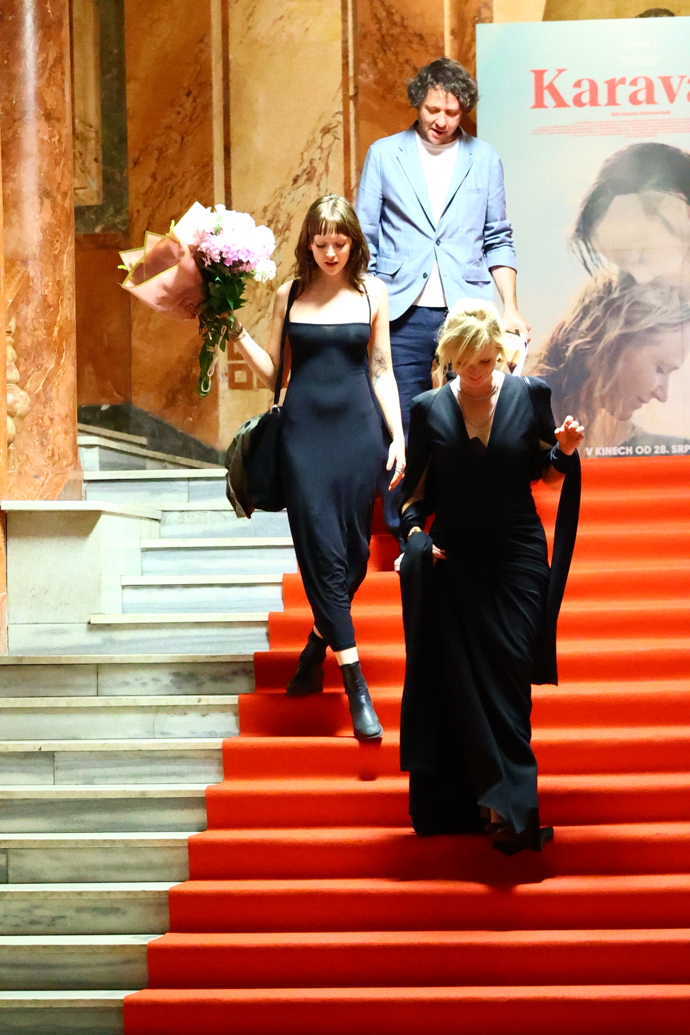 FOTO: Aňa Geislerová odcházela z premiéry po boku svého muže Zdeňka Janáčka a dcery Stelly. – stránka 10
