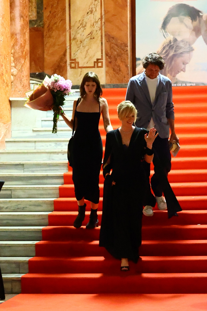 FOTO: Aňa Geislerová odcházela z premiéry po boku svého muže Zdeňka Janáčka a dcery Stelly. – stránka 8