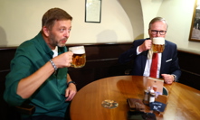  Vít Rakušan a Petr Fiala si dali pivo.