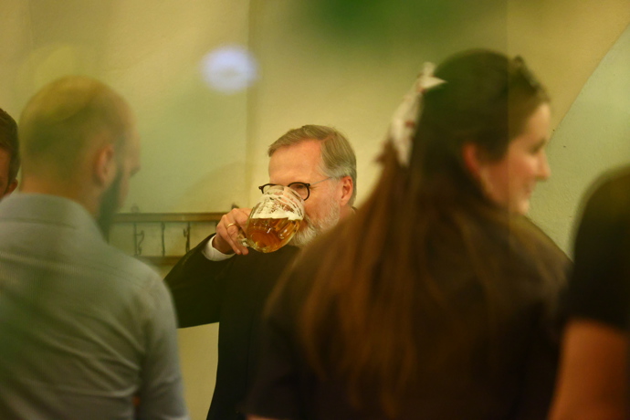 FOTO: Petr Fiala v Malostranské besedě. – stránka 185