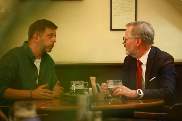FOTO: Vít Rakušan a Petr Fiala. – stránka 24