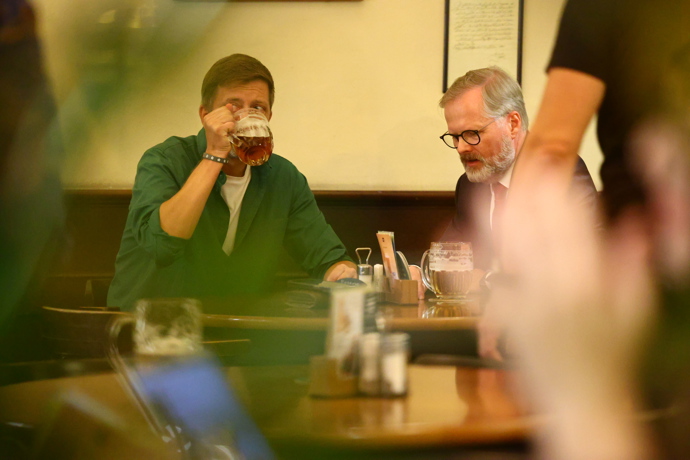 FOTO: Vít Rakušan a Petr Fiala na schůzce v hospodě.. – stránka 23