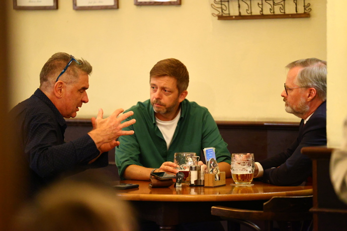 FOTO: Vít Rakušan a Petr Fiala debatovali s lidmi. – stránka 21