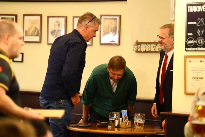 FOTO: Vít Rakušan a Petr Fiala v hospodě. – stránka 20