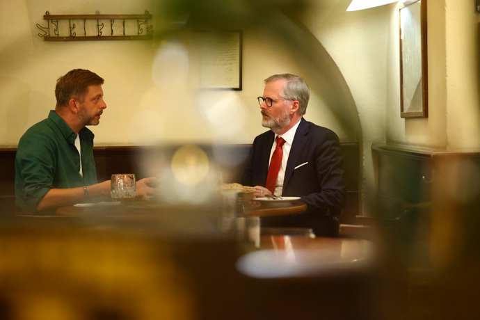FOTO: Petr Fiala a Vít Rakušan v hospodě. – stránka 18
