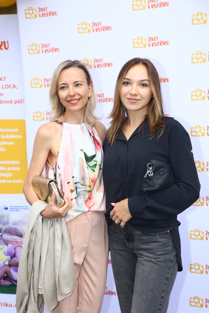 FOTO: Marcela Rojíčková a Kateřina Ujfaluši. – stránka 6