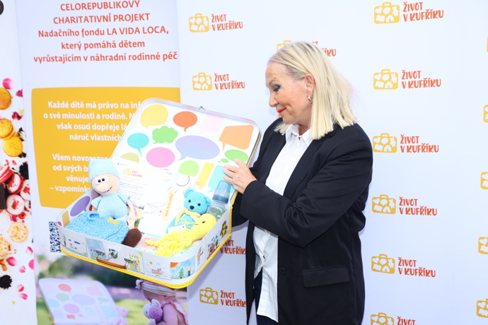 FOTO: Bára Basiková na tiskovce k projektu Život v kufříku. – stránka 1