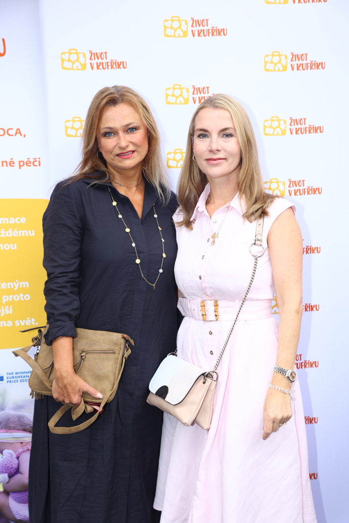 FOTO: Karla Mráčková s Janou Adamcovou. – stránka 6