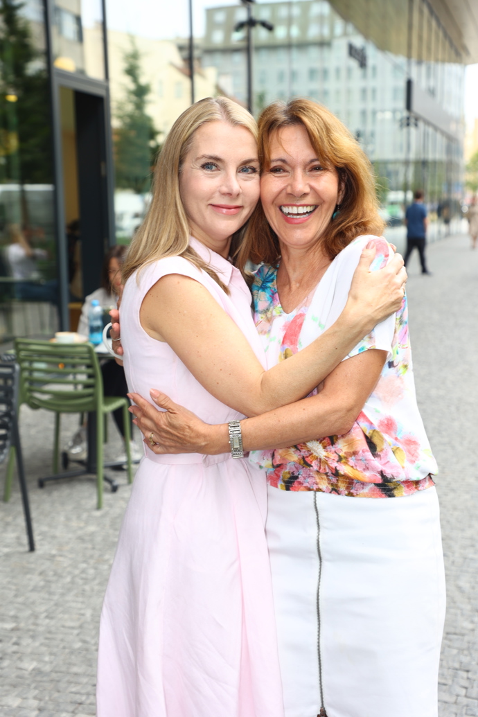 FOTO: Karla Mráčková s Michaelou Dolinovou. – stránka 3